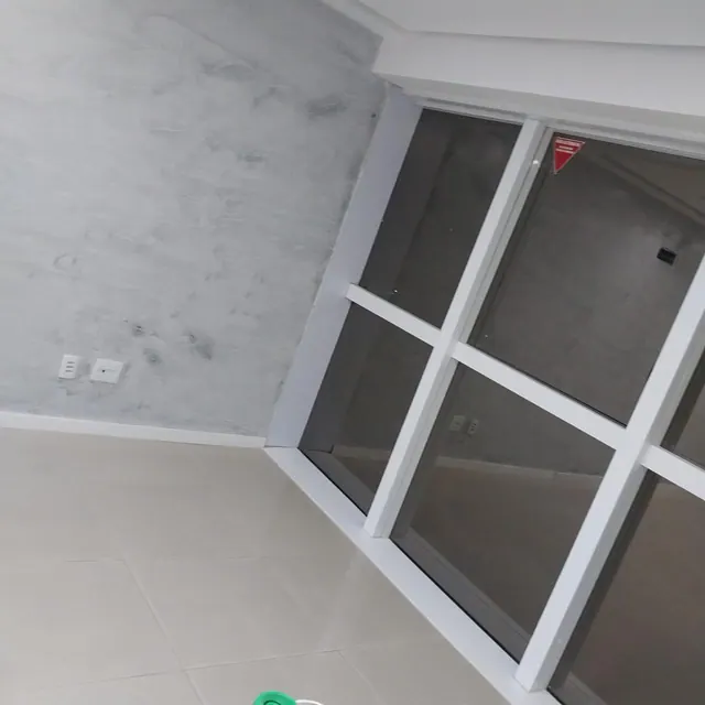 Ambiente interno com piso e acabamento de paredes